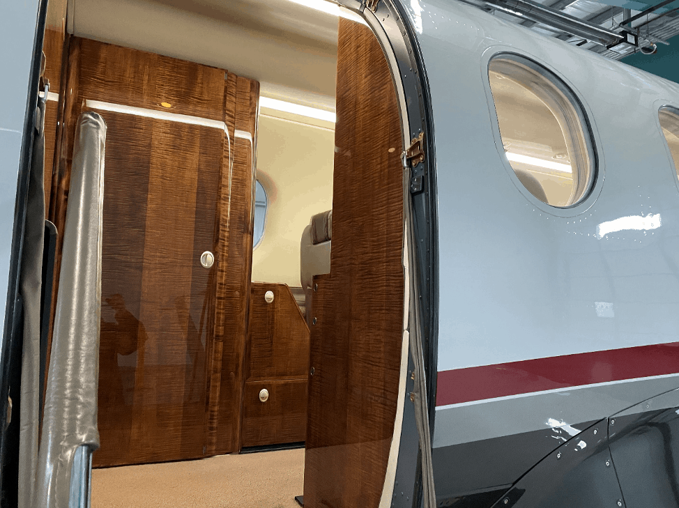 Pilatus PC 12 - exterior door